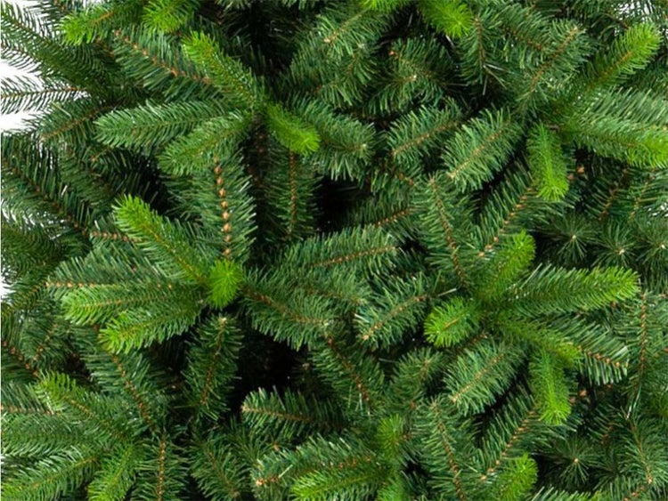 Detaillierte Nahaufnahme der Nadeln und Zweige eines künstlichen Tannenbaums für die Weihnachtsdekoration.