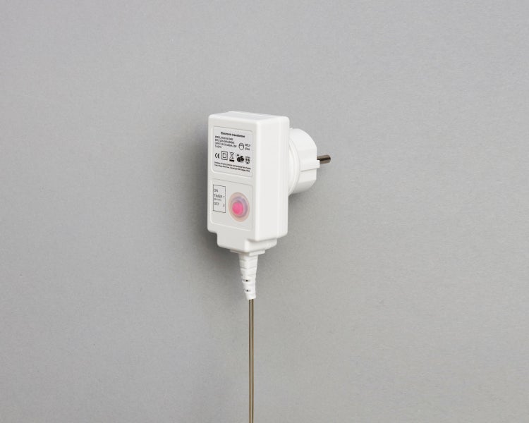 Dekoratives Schild mit dem Spruch: Du stehst gut gelaunt auf. Fühlst dich gut. Und dann... triffst du Menschen. Größe: 30 mal 20 Zentimeter.