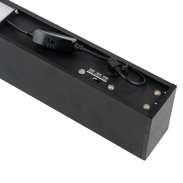 Nahaufnahme einer schwarzen Lampe mit Schalter zur Einstellung der Farbtemperatur