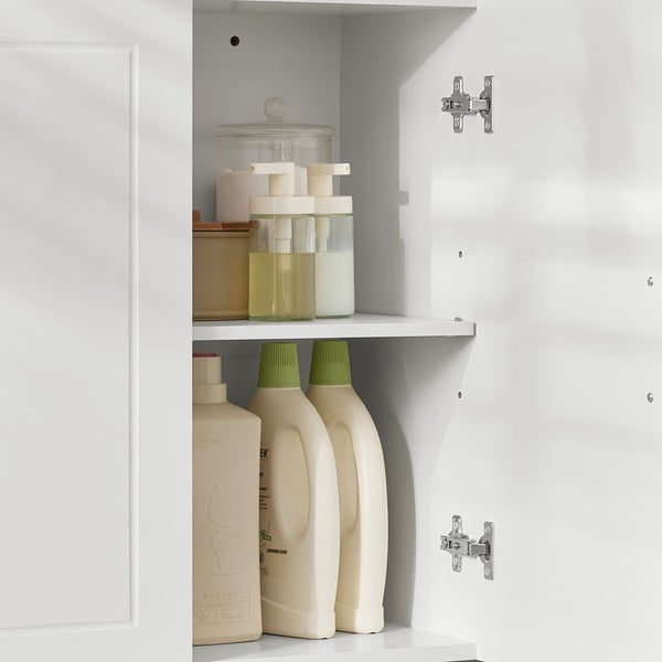 Innenraum eines weißen Badezimmerschranks mit Reinigungsutensilien