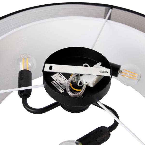 Innenansicht einer Deckenleuchte mit Montagebügel, Verkabelung und drei E14-Fassungen inklusive LED-Leuchtmitteln.