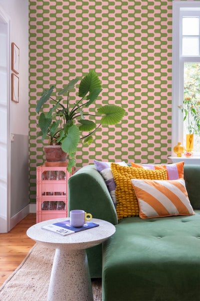 Helle, freundliche Inneneinrichtung mit Tapete, Couch und Zimmerpflanze