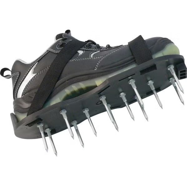 Nagelschuh für Estricharbeiten oder Rasenbelüftung mit Stahlnägeln, an einem Arbeitsschuh montiert.