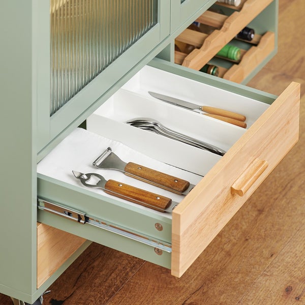 Detailansicht eines Servierwagens mit einer Schublade, die Besteck und Küchenhelfer enthält