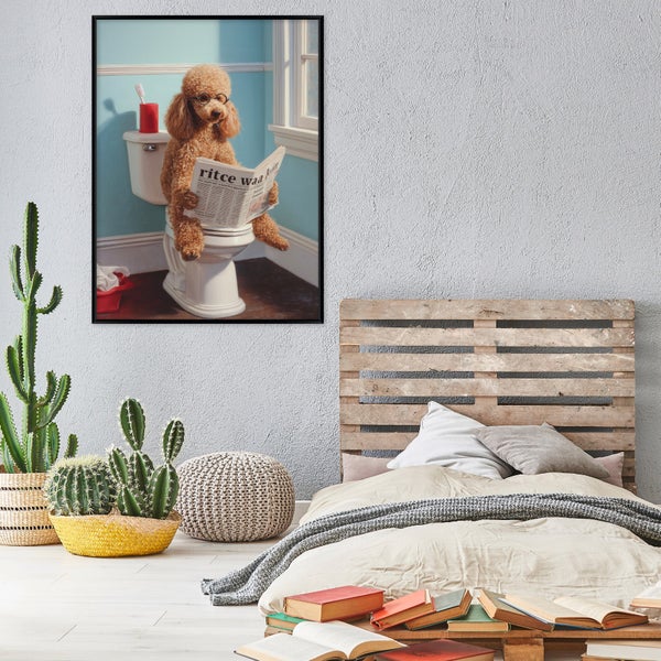 Wandbild mit Motiv eines Pudels auf einer Toilette in einem Schlafzimmer mit Palettenbett und Kakteen