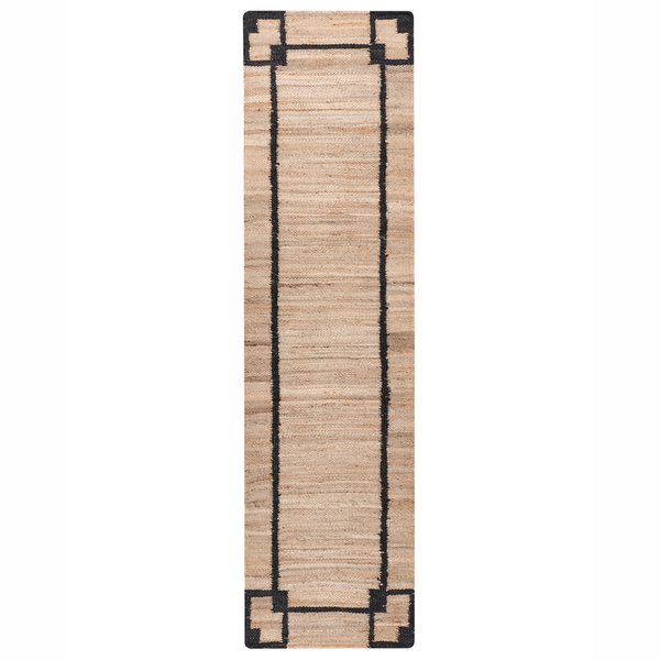 Teppichläufer aus Jute mit schwarzer Umrandung und geometrischem Muster an den Ecken.