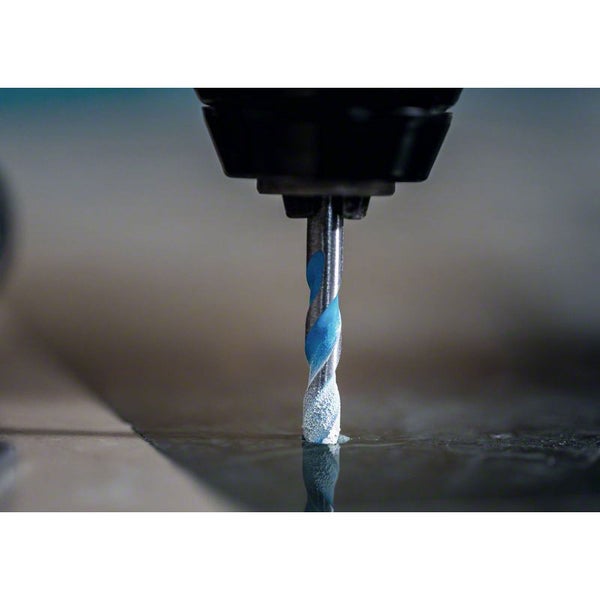 Spiralbohrer im Einsatz beim Bohren in ein Material