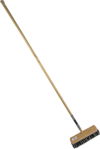 Kehrbesen mit Holzstiel