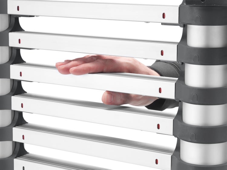 Detailansicht eines Aluminium-Leitertritts mit Hand