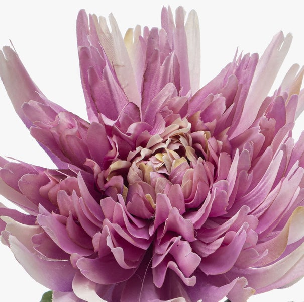 Künstliche Dahlienblüte aus Textilgewebe in lila.