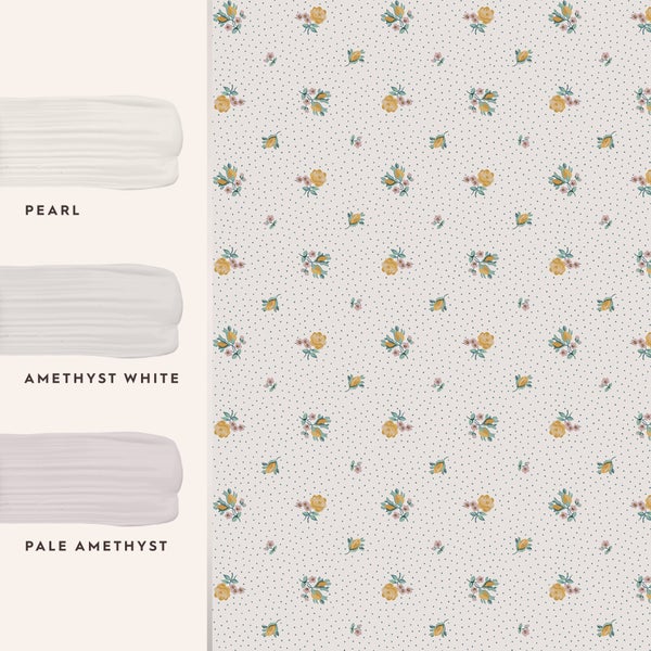 Tapete mit kleinem Blumenmuster und Pünktchen sowie drei zugehörige Farbproben Pearl, Amethyst White und Pale Amethyst.