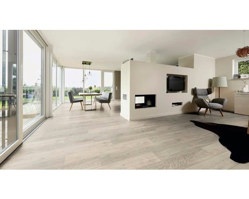 Heller Wohnraum mit Dielenboden, Esstisch und Sesseln