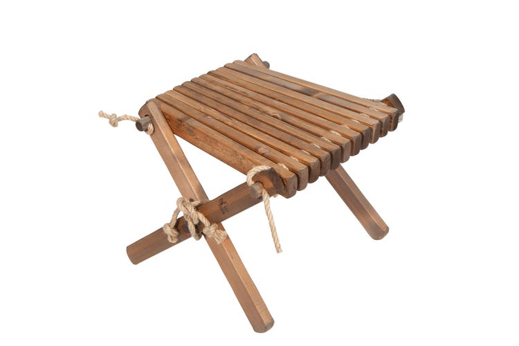 Klappbarer Holzhocker mit Sitzfläche aus Holzlatten und Seilverbindungen, EcoFurn Logo auf dem Bein.