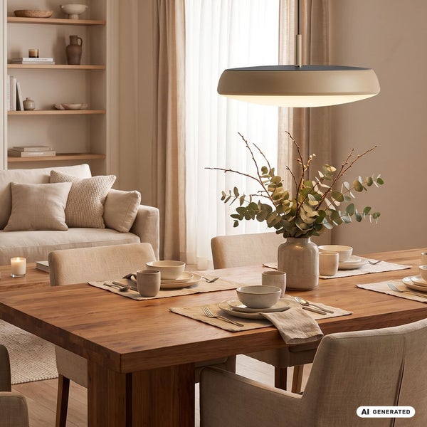 Moderne Esstischbeleuchtung mit runder Pendelleuchte über einem Holztisch in einem hellen, wohnlich eingerichteten Esszimmer.