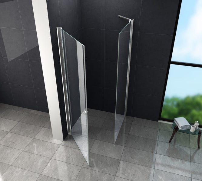 Begehbare Dusche mit Glasabtrennung im Badezimmer