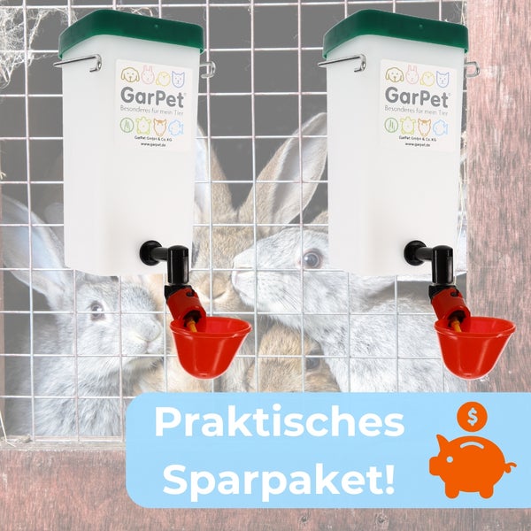 Zwei GarPet Tierwasserspender mit grünem Deckel und roter Trinkschale vor einem Kaninchengehege