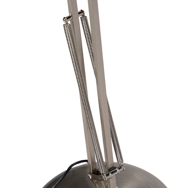 Detailaufnahme einer silberfarbenen Stehlampe mit Federn.