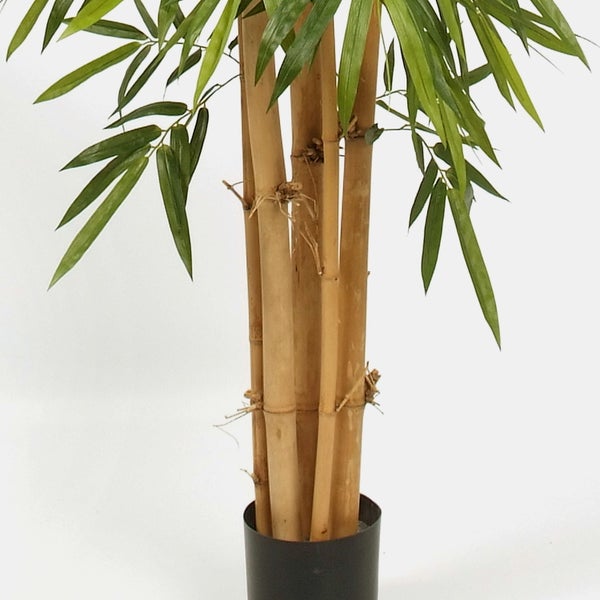 Künstliche Hängepflanze mit kleinen grünen Blättern an hängenden Ranken.