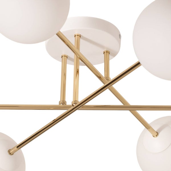 Deckenleuchte mit goldenem Gestell und weißen Kugellampenschirmen