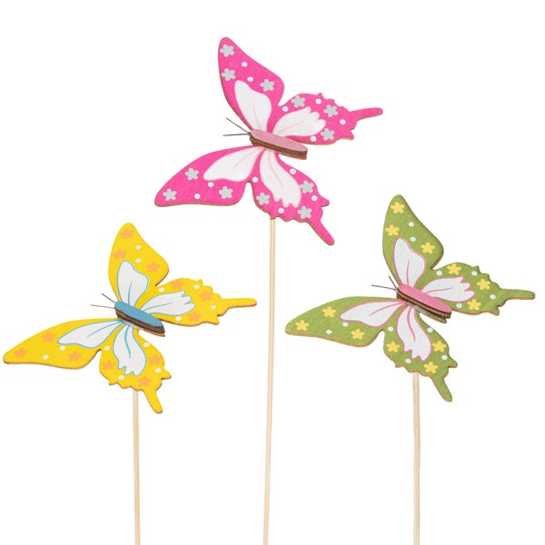 Drei Schmetterlinge aus Holz auf Stielen zur Dekoration
