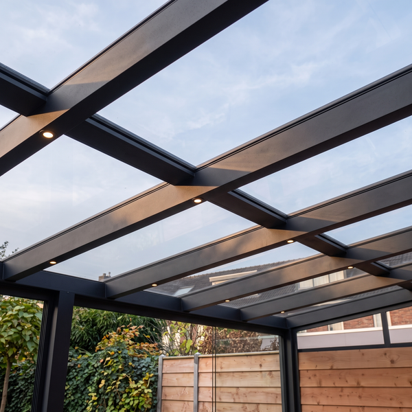 Terrassenüberdachung aus Aluminium mit Glasdach und integrierten LED Spots