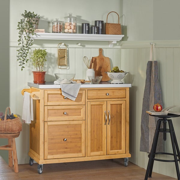 Küchenwagen mit Schubladen und Schranktüren unter einer Ablage mit Küchenutensilien, Kräutern und Gewürzen