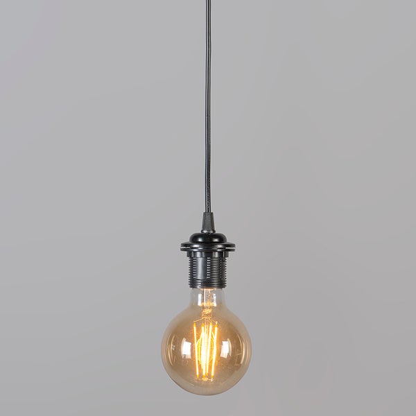 Pendelleuchte mit schwarzem Kabel und Fassung sowie einer großen LED-Filament-Globelampe.