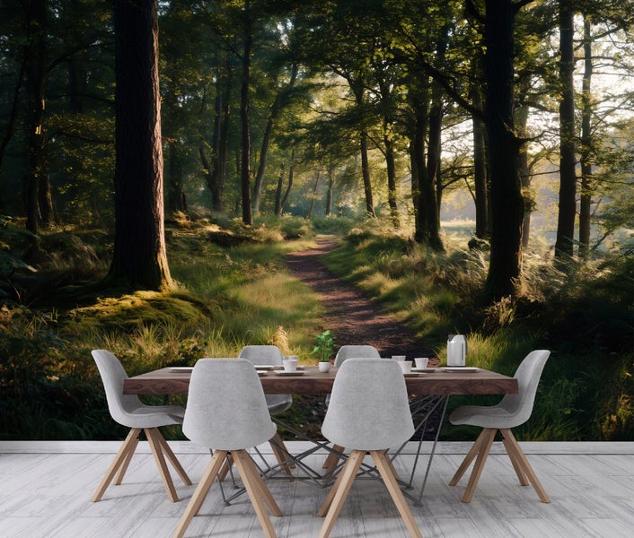 Esstisch mit Stühlen vor einer Fototapete mit Waldmotiv.