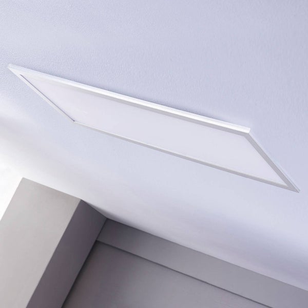 Flaches, rechteckiges LED-Panel als Deckenleuchte montiert.