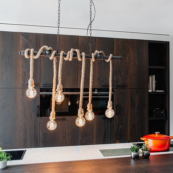 Hängelampe mit Seiloptik und mehreren Glühbirnen über einer Küchentheke.