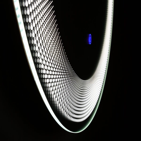 Nahaufnahme eines runden Badezimmerspiegels mit LED-Beleuchtung durch ein Punktmuster und einem blauen Touch-Sensor.