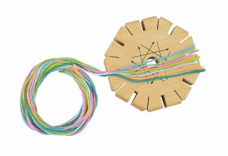 Schwarzer Heizkörper mit Rohren und Ventilen an einer Wand neben einem Fenster.