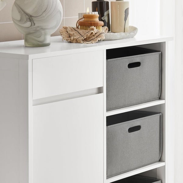 Weißer Badezimmerschrank mit zwei Schubladen und Regalfächern mit Stoffboxen