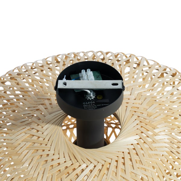 Detailansicht einer Deckenleuchte aus Bambus mit schwarzer Aufhängung