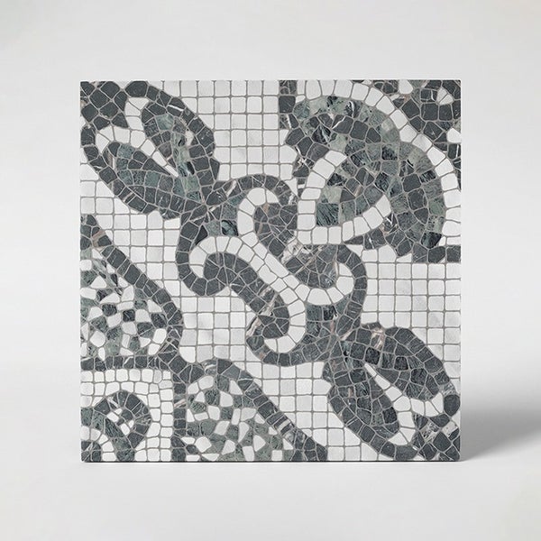 Quadratische Mosaikfliese mit floralem Ornamentmuster aus Natursteinfragmenten in verschiedenen Grautönen und Weiß.