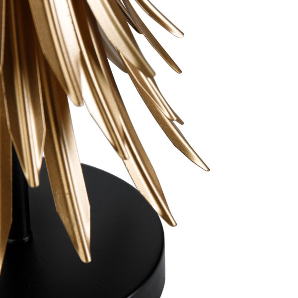 Dekorative goldfarbene Skulptur auf schwarzem Sockel