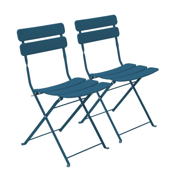 Zwei blaue Garten-Klappstühle aus Metall mit Latten-Design für Sitzfläche und Rückenlehne.