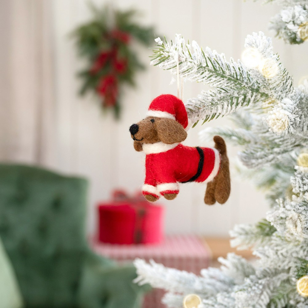 Weihnachtsbaumschmuck Dackel mit Weihnachtsmannkostüm am Weihnachtsbaum