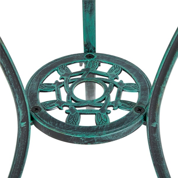 Detailansicht eines Gartentisches mit einem runden, verzierten Metallelement