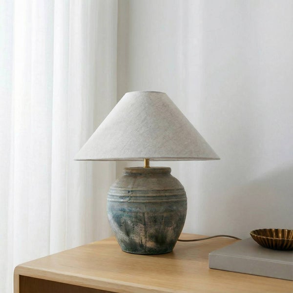 Tischleuchte mit Stoffschirm auf einem Nachttisch