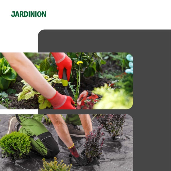 Person entfernt Unkraut und pflanzt Pflanzen auf einem Gartenvlies.