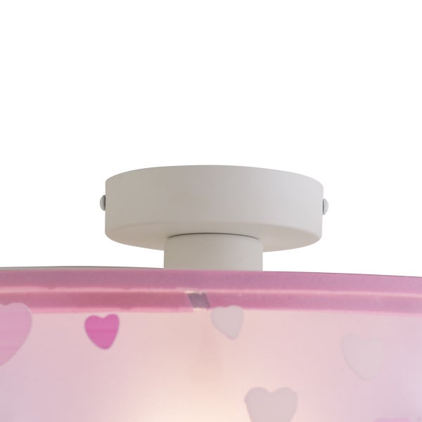 Deckenleuchte für das Kinderzimmer mit rosa Stoffschirm und Herzmuster.