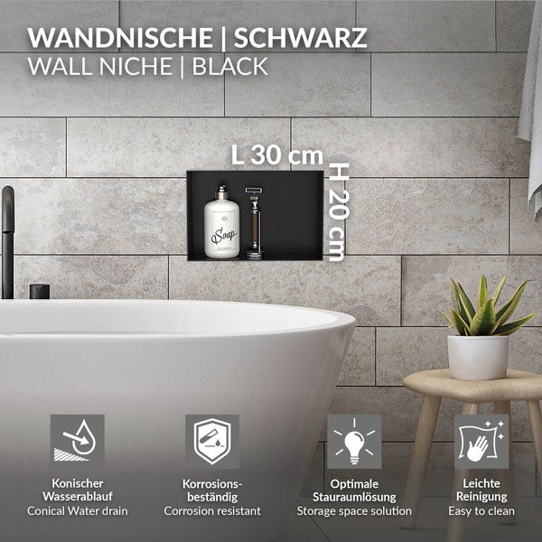 Schwarze Wandnische, 30 mal 20 Zentimeter, in grau gefliester Wand über der Badewanne. Korrosionsbeständig, pflegeleicht und mit konischem Abfluss.