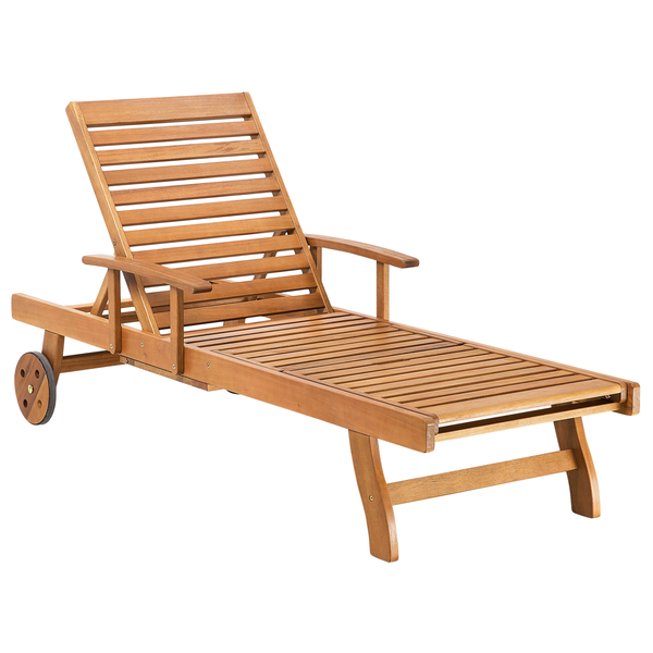 Gartenliege aus Holz mit Rollen, Armlehnen und verstellbarer Rückenlehne.