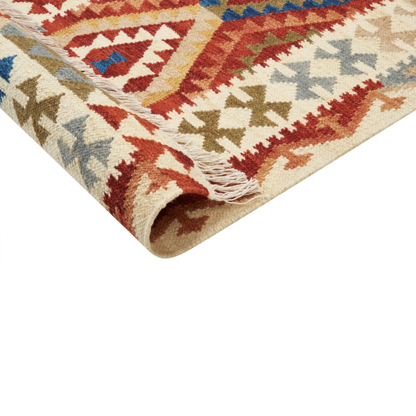 Handgewebter Kelim-Teppich aus Wolle mit geometrischem Muster in Rot, Blau und Beige, mit Fransen.