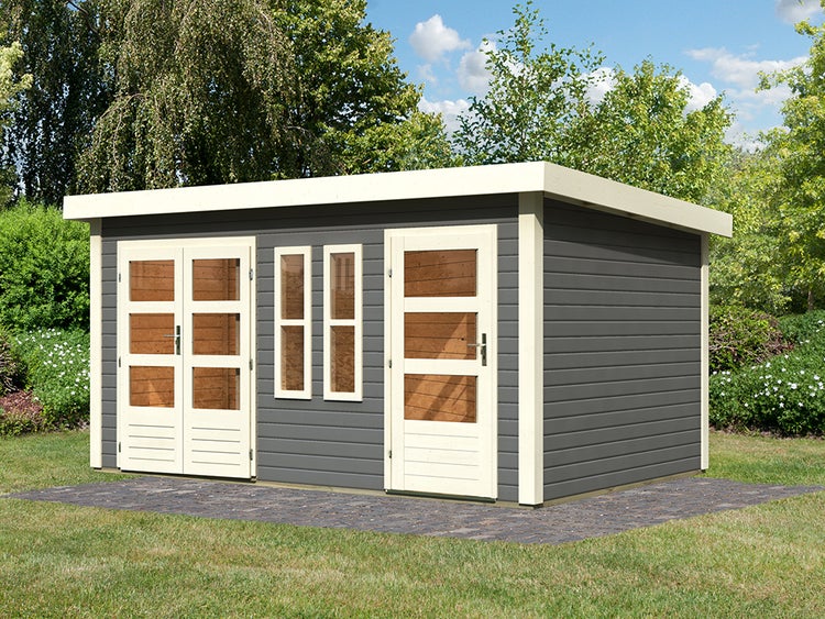 Modernes Gartenhaus aus Holz mit Pultdach, einer Doppeltür, einer Einzeltür und zwei Fenstern in einem Garten.