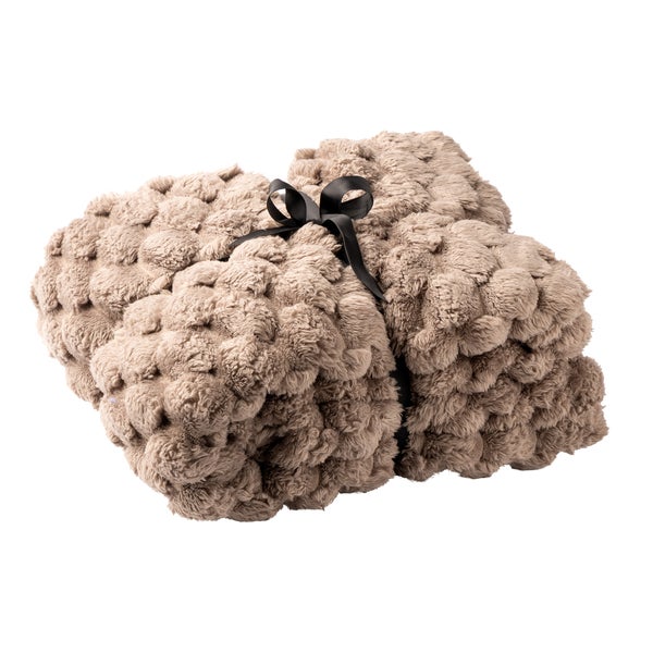 Strukturierte Kuscheldecke aus Kunstfell in Taupe, gefaltet und mit schwarzem Band gebunden.