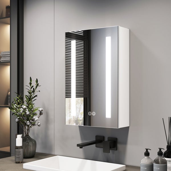 Badezimmer mit Spiegelschrank, Waschbecken und Armatur