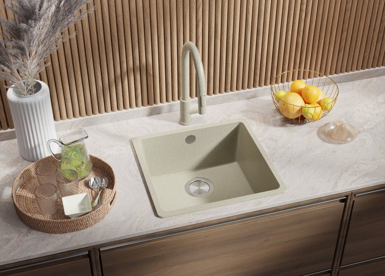 Küchenspüle mit Armatur auf einer Küchentheke mit Obstschale und Tablett