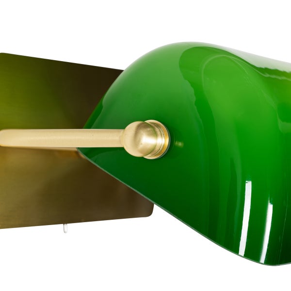 Detailaufnahme einer grünen Bankerlampe mit Messingelementen.